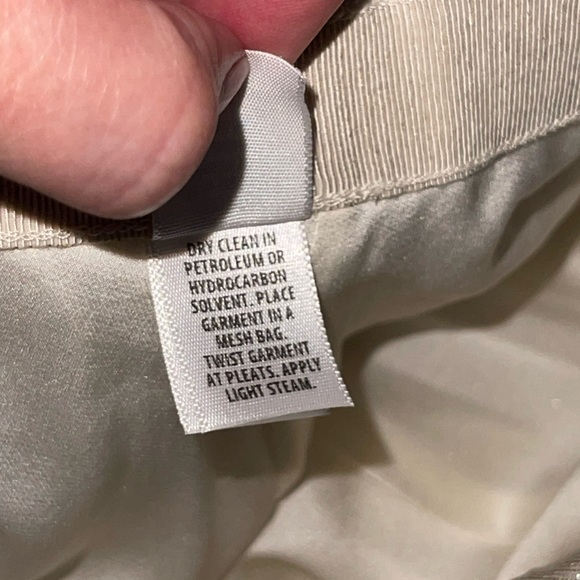 NEW ST. JOHN Elegant Cream Pleated Skirt High Waist Silk Blend Flowy Sz Large - Picture 9 of 9